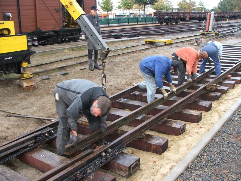 2009-09-30, Museumsbahn Weichenbau52.JPG